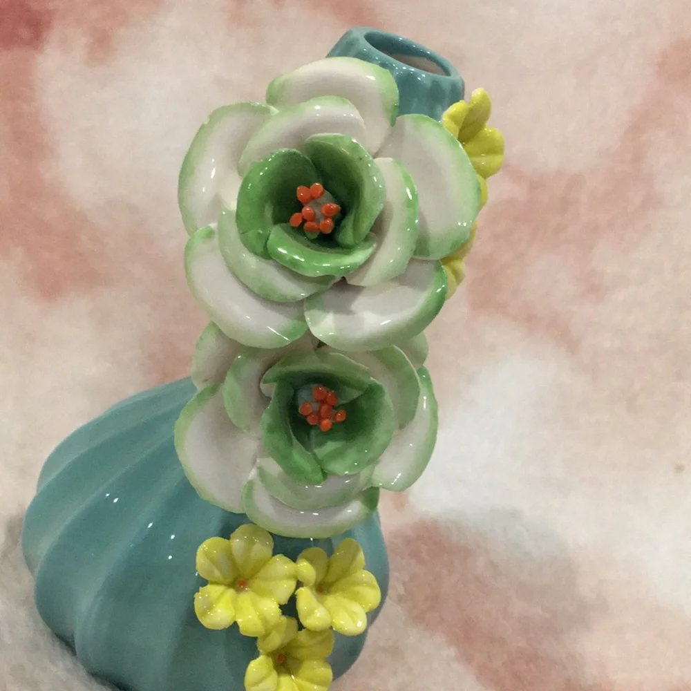 “Blooming Bright” Ceramic Bud Vase 3D ceramic Flowers NWOT 4”x6.5” Handcrafted - Picture 14 of 16